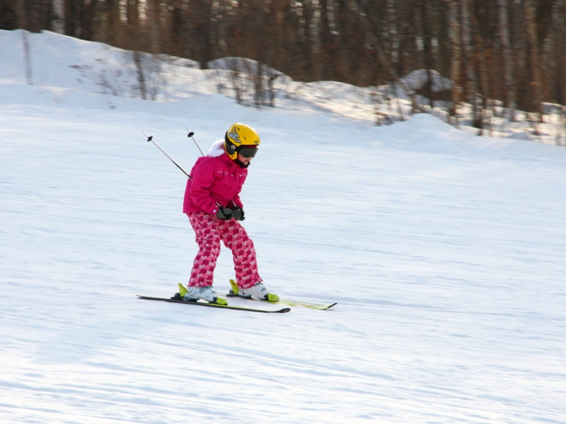1866071-little-girl-skiing-downhill